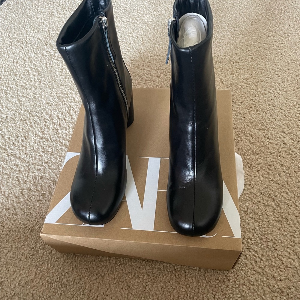 Leather heeled round toe ankle boots